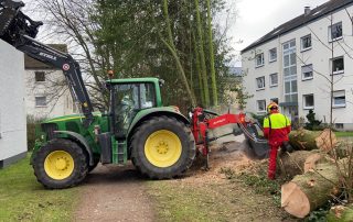 Baumstumpf Fräsen mithilfe eines Traktors